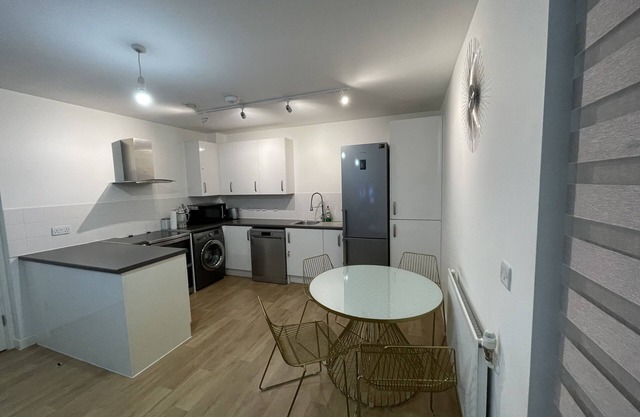Spacious 2 Bedroom Modern Flat, Parking and Private Balcony 2mins from Station