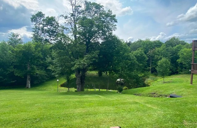 Spacious 2-bedroom condo with mountain views & lots of hiking