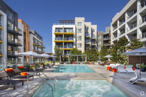 Spacious 2BD 2BA with Huge Balcony, Near Venice Beach & Fun!