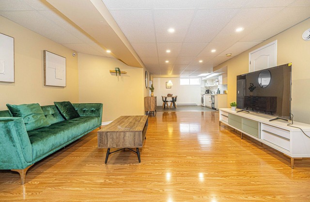 Spacious 2BDRs Apt,ALL NEW! Close to DT/1 parking