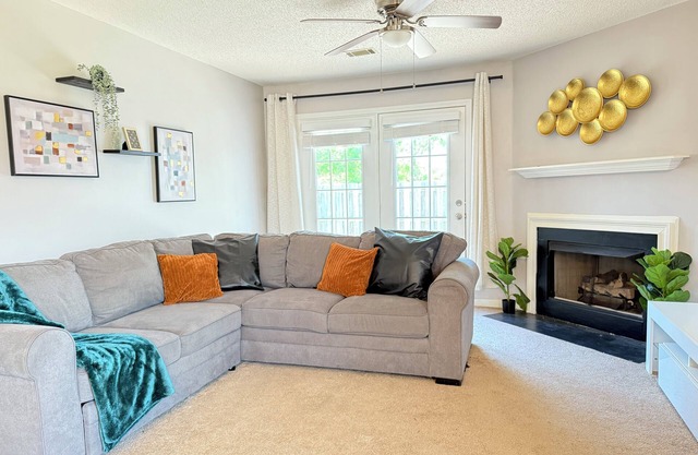 Spacious 2bed + 2bath Townhome - Minutes to Fort Jackson - King Bed