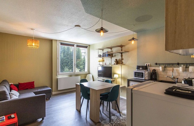 Spacious 2BR Apt, Sleeps 8, Fully-Equipped Kitchen, Ski Locker