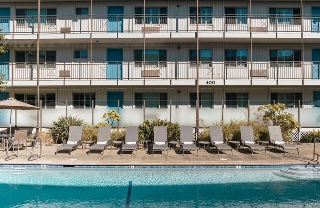 Spacious 2BR Family Suite | Kitchen | Courtyard | Pool | Free Parking | BBQ Area