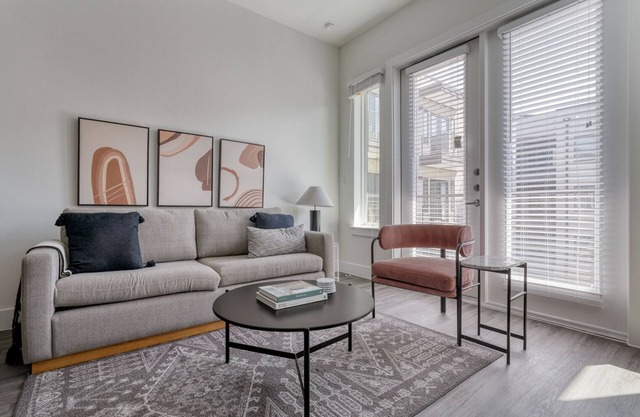 Spacious 2BR in the Highlands w/Pool, W/D & Gym, walkable, by Blueground