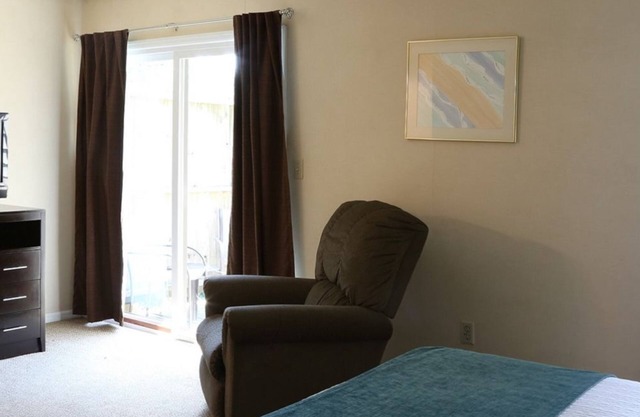 Spacious 2BR Townhouse Short Ride Away from Mountainview Golf Course