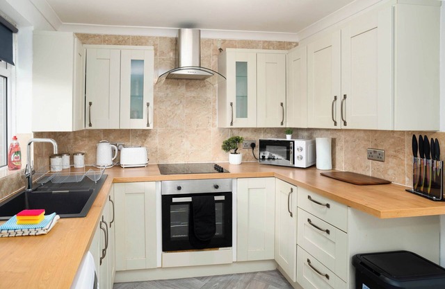 Spacious - 3 Bed - Free Parking