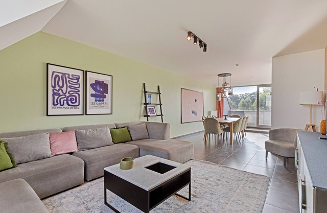 Spacious 3 bedroom apartment with parking