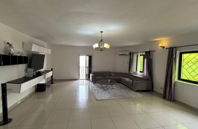 Spacious 3-bedroom apartment with WiFi, AC in beautiful Freetown