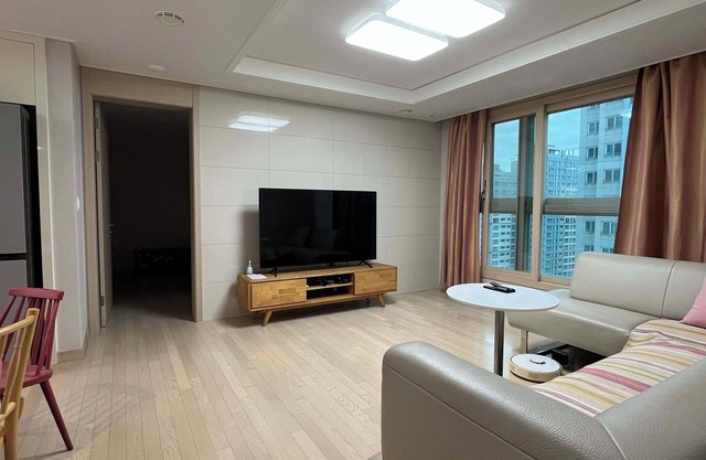 Spacious 3-bedroom apartment in fantastic Incheon with WiFi, AC