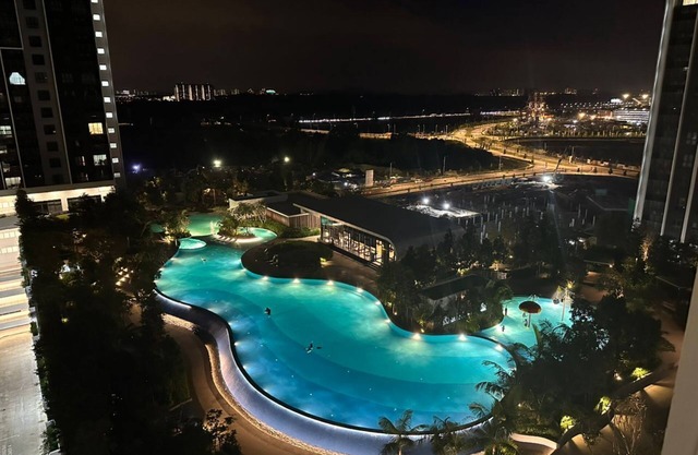 Spacious 3-bedroom apartment with AC, Netflix, WiFi nearby KLIA, Splash Mania