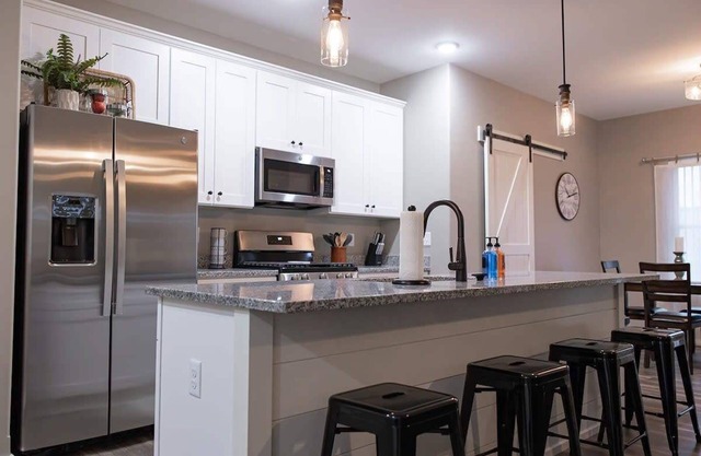 Spacious 3 bedroom condo with King Master Suite in Sycamore