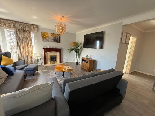 Spacious 3 Bedroom Brighton Home - Near South Downs - Stunning Sea Views - Garden - Pool Table - Free Parking for Cars