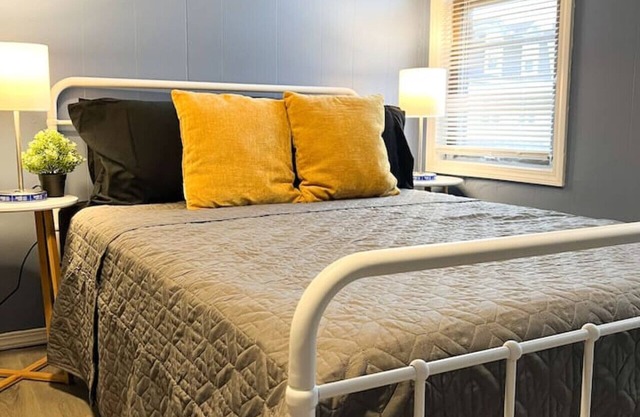 Spacious 3 Bedroom w/7 beds + Sleeps up to 10