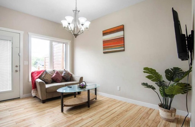 SPACIOUS 3BR 2STOREY SUITE CNTRLY LCTD IN THE CITY
