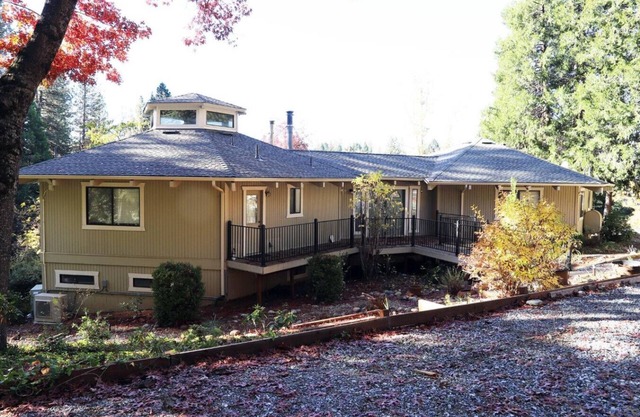 Spacious 3BR Retreat | Sleeps 10 | Free Parking