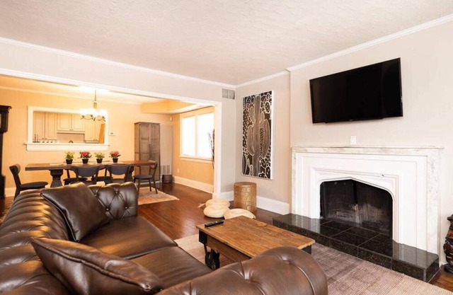 Spacious 3BR with King Beds and Parking - Midtown!