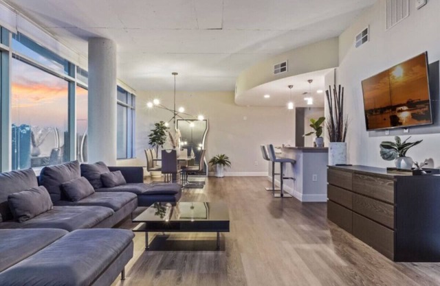 Spacious 4 bd/2bath 2100 sq ft Downtown Condo