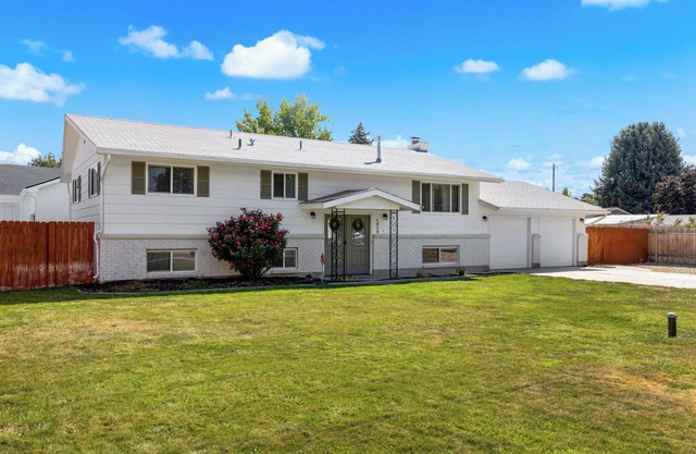 Spacious 4-Bedroom Family Home with Private yard