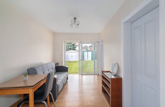 Spacious 4-bedroom house in Dagenham with WiFi, Close to buses, trains, shops