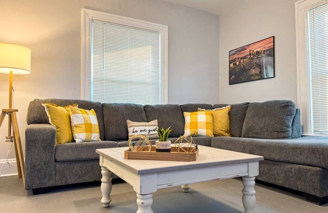 Spacious 4 bedroom, Sleeps 8 w/7 Beds + Parking