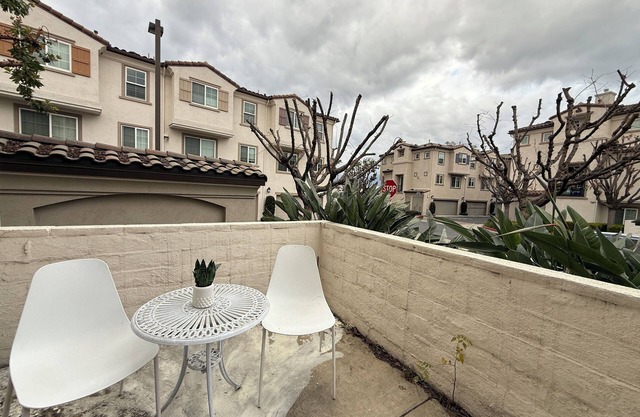 Spacious 4-bedroom townhome with WiFi and AC in lovely El Monte