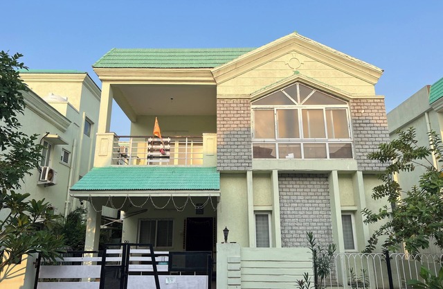 Spacious 4-bedroom villa with WiFi and AC in wonderful Hyderabad