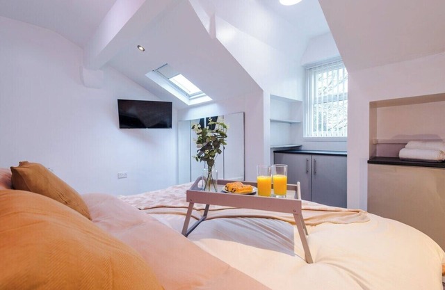 Spacious 4 Bed Sleeps 10 in MCR