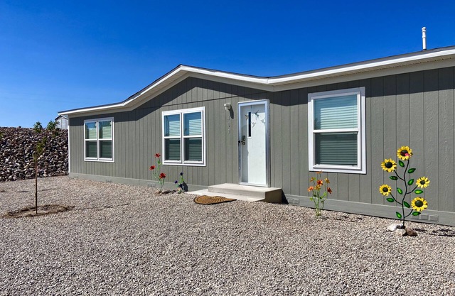 Spacious 4BR, 2BA Close to Elephant Butte Lake, and the Golf Course!