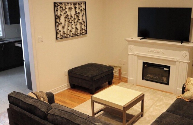 Spacious 4BR home in Richmond Hill, stylish decor