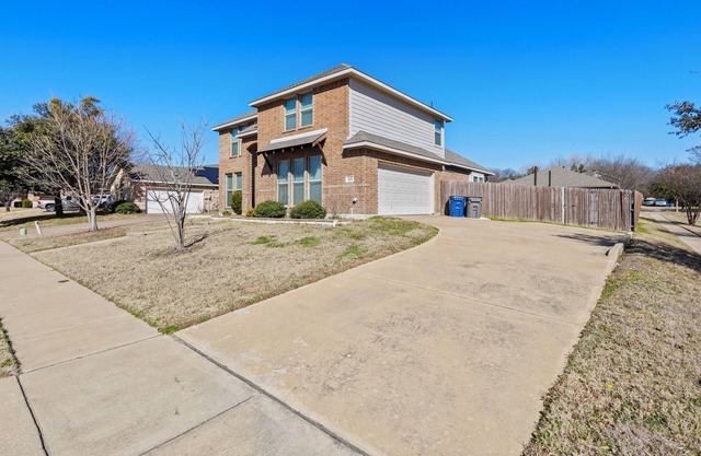 Spacious 4BR Home - 2 Living Rooms, Study, Firepit, Pet-Friendly!