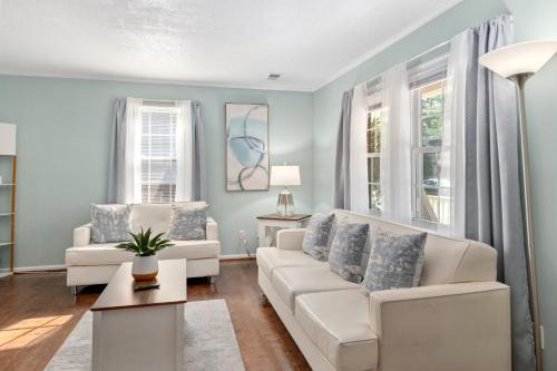 Spacious 4BR House Sleeps 9 Outdoor Lounge with Fire Pit plus Games