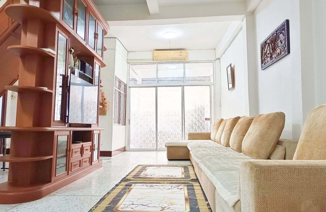 Spacious 5-bedroom house for 16 people near BTS Onnut