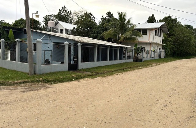Spacious 5-bedroom building in delightful Poptún with WiFi