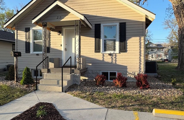Spacious 5-bedroom house in charming Hays with AC, WiFi