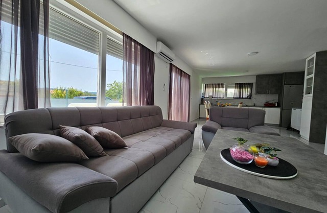 Spacious 5-bedroom villa with pool, WiFi, AC, parking