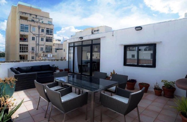 Spacious 5-bedrooms House with large Terrace/BBQ