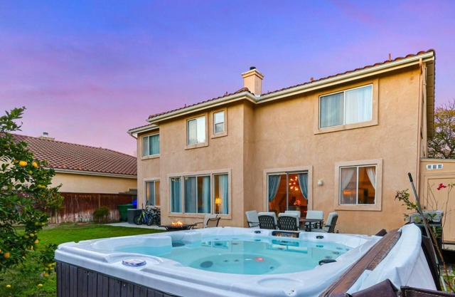 Spacious 5BR, 4 Bath With Hot Tub & Pool Table Only 5 Mi to Beach