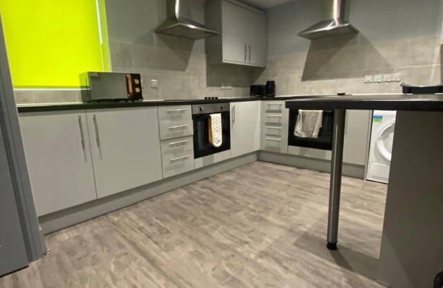 Spacious 6-Bedroom, 8 bathroom Home, Sleeps 12, Perfect for Family & Groups!