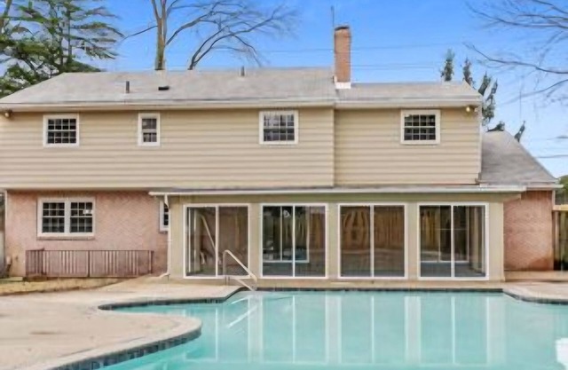Spacious 6-bedroom house Minutes From Washington Dc & National Harbor