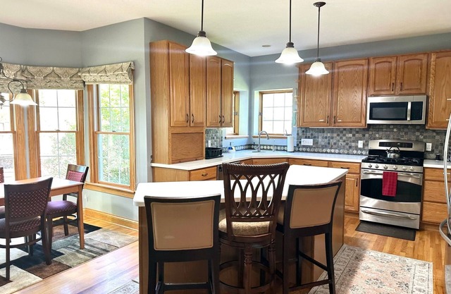 Spacious 6-bedroom house in delightful Hudson with WiFi, AC