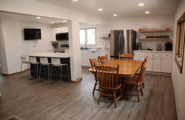 Spacious 6-bedroom farmhouse in lovely Chamberlain