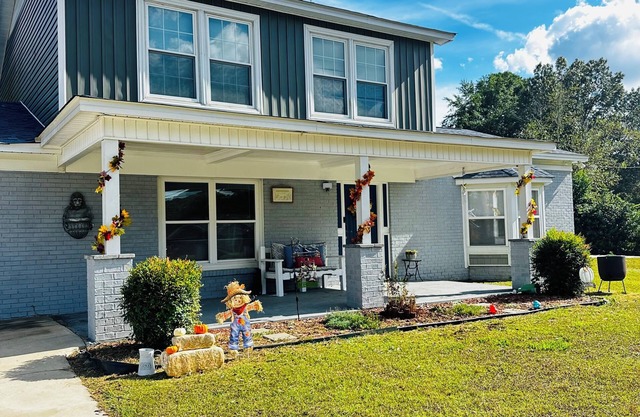 Spacious 6-bedroom and 4 bath house in charming Fayetteville