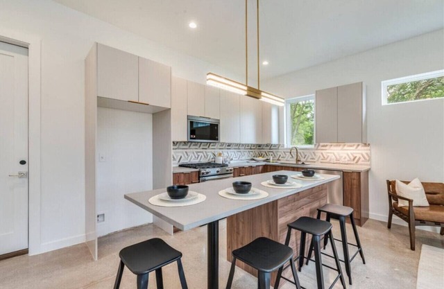 Spacious 6BR Retreat: Two Homes Side-by-Side - Ideal for Large Groups & Families
