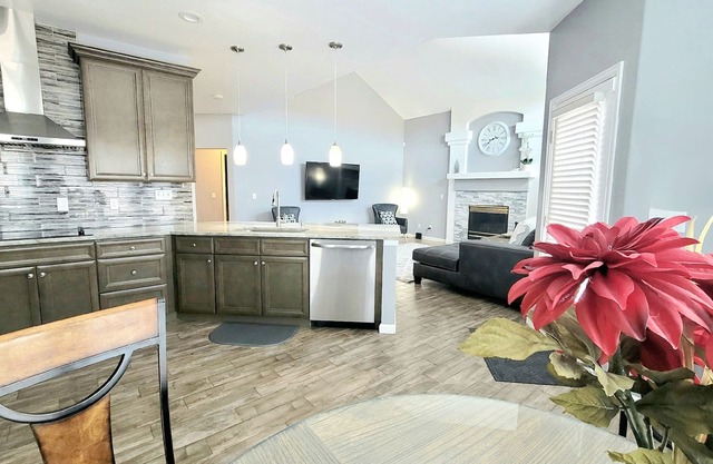 Spacious 7 Bedroom Home Near Shops/Dining/Scenic Trail; Easy Access to Downtown!