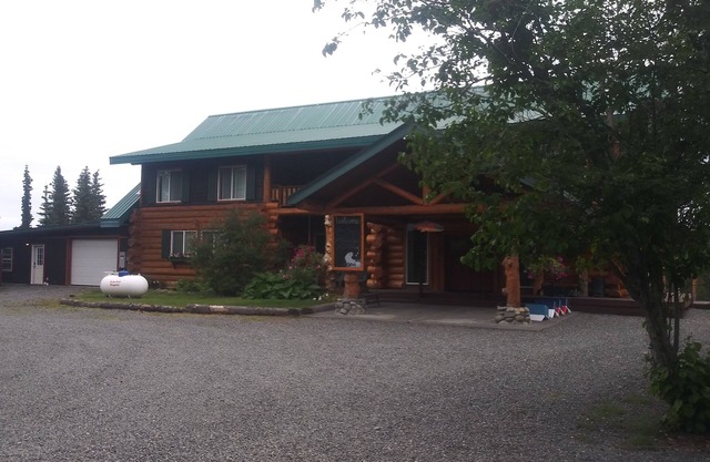Spacious 7-bedroom lodge in welcoming Kasilof with AC