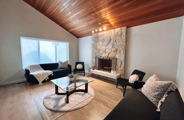 Spacious 8 Bedroom House in Vancouver with free parking, fast wifi and jacuzzi