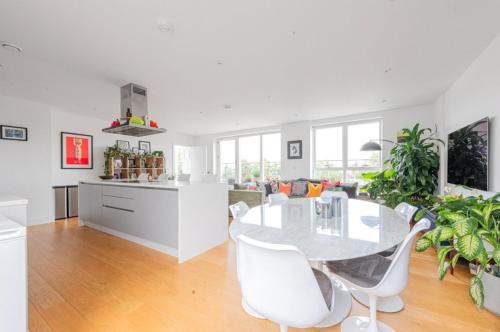 Spacious and Bright 4 Bedroom Flat