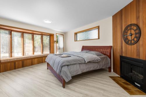 Spacious and bright large suite with independent access
