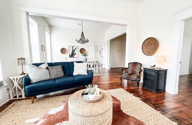 Spacious and Airy Loft/2 king beds/5 bed total/Overlooking Broadway Ave