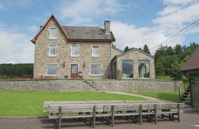 Spacious and well cared-for house with a panoramic view, sauna and a summer pool